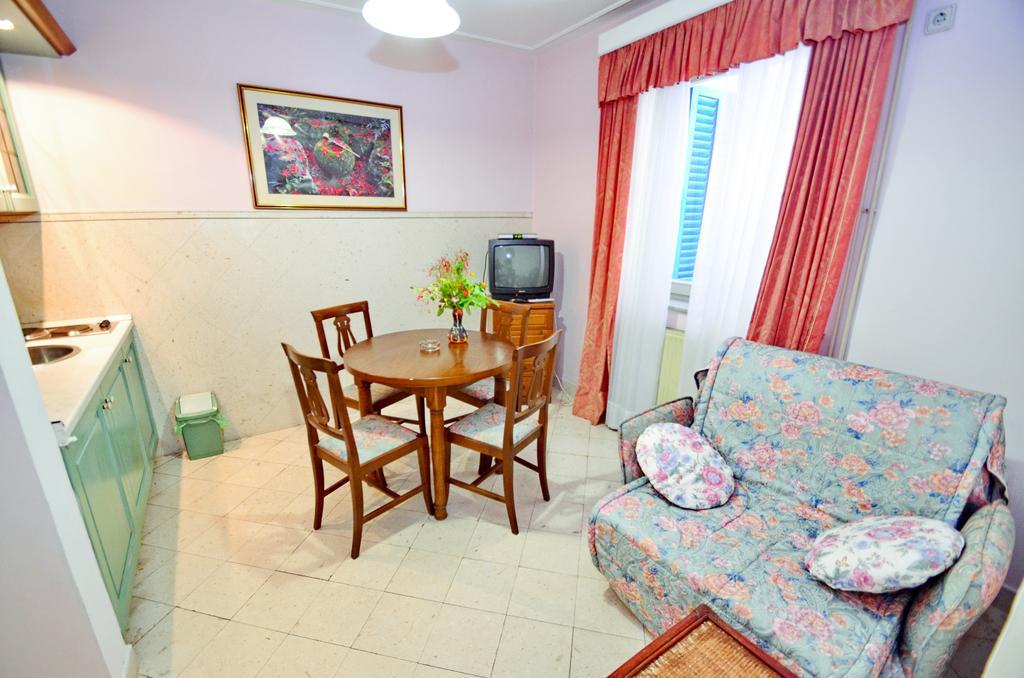 Villa Velzon Guesthouse Budva Bilik gambar